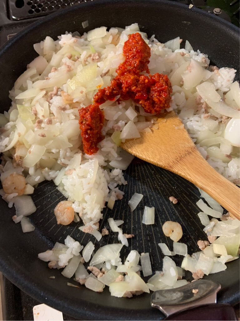 ハリッサでオムライスのご飯作り